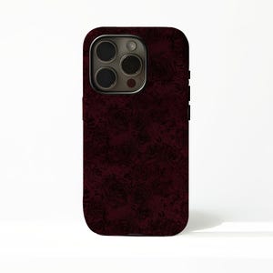 Funda para iPhone con estampado floral burdeos, elegante cubierta de color rojo intenso.