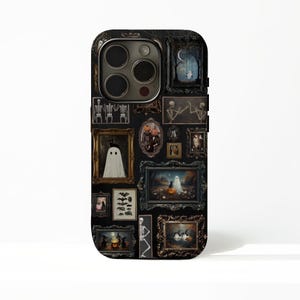 Op de afbeelding: Zwarte telefoonhoes met een collage van ingelijste Halloween-kunstwerken. De kunstwerken omvatten geesten, skeletten, vleermuizen en pompoenhoofdfiguren. De hoes heeft een glanzende afwerking en een camera-uitsparing.