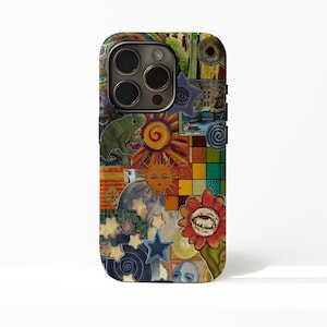 Puede incluir: Una funda de teléfono colorida con un diseño de collage. La funda presenta una rana, un sol, estrellas y una flor con dientes. El diseño incorpora varios patrones y colores, incluyendo naranja, azul y verde.