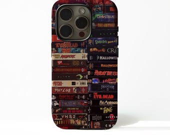 Puede incluir: Una funda de teléfono con un collage de cintas VHS vintage. Se ven títulos como "Evil Dead", "Viernes 13" y "They Live". La funda tiene un borde negro y un recorte para la cámara.