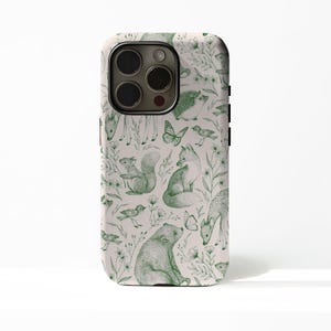 Könnte beinhalten: Eine Handyhülle mit einem sich wiederholenden Muster aus Waldtieren und floralen Elementen in Grüntönen auf cremefarbenem Hintergrund. Das Design umfasst Illustrationen von Fuchs, Eichhörnchen, Hirsch, Bär, Vögeln und Schmetterlingen.
