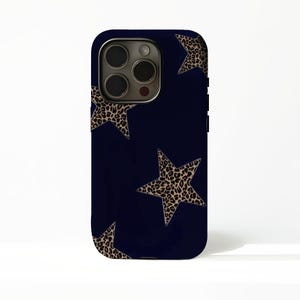 Peut inclure: Coque de téléphone bleu marine avec un motif d'étoiles à imprimé léopard. L'étui a une finition brillante et une découpe pour l'appareil photo. Les étoiles sont de tailles variables et sont réparties sur la surface.