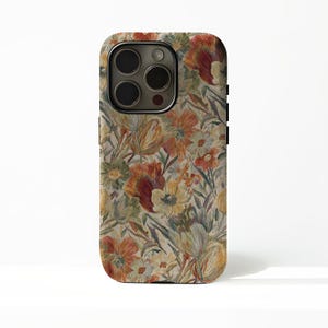 Peut inclure: Coque de téléphone à motifs floraux avec des fleurs orange, jaunes et vertes sur fond beige. Elle présente une découpe pour l'appareil photo et des boutons latéraux noirs, pour un style vintage.
