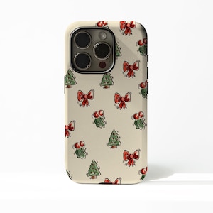 Puede incluir: Funda de teléfono beige con un patrón repetido de ilustraciones festivas. El diseño incluye lazos rojos, árboles de Navidad verdes y ramitas de acebo con bayas rojas. La funda tiene un acabado brillante y un recorte para la cámara.
