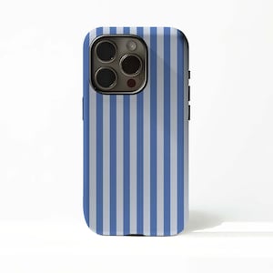 Puede incluir: Una funda para smartphone con un patrón de rayas azules y blancas. La funda tiene un acabado brillante y un recorte para la cámara con tres lentes y un flash. La funda está diseñada para un smartphone.