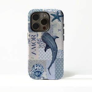 Könnte beinhalten: Eine Handyhülle mit einem Patchwork-Design in Blau- und Weißtönen, das einen Walhai, Seesterne und Muscheln zeigt. Das Wort "AMOR" ist vertikal aufgedruckt. Die Hülle hat eine glänzende Oberfläche und einen Kameraausschnitt.