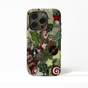 Op de afbeelding: Een smartphonehoesje met een collage van groengetinte afbeeldingen, waaronder een getekende kikker, rode elektrische gitaren, muzieknoten, vinylplaten, sterren en een rode spiraal. Het ontwerp bevat diverse texturen en patronen in tinten olijfgroen, bosgroen en dieprood, wat zorgt voor een gelaagd visueel effect over het gehele oppervlak van de beschermhoes.