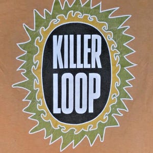 Op de afbeelding: Een oranje achtergrond met een centraal ontwerp met de woorden "KILLER LOOP" in vette witte letters in een zwart ovaal. Het ovaal wordt omlijst door een groen en geel golvend ontwerp, omgeven door een witte gekartelde rand.