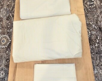VTG Wamsutta-set met gele en witte platte kussensloop met strijkstreep en dubbel laken