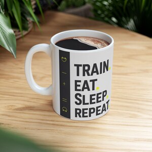 Taza de café &quot;Entrenar, comer, dormir, repetir&quot;: regalo motivacional y fitness