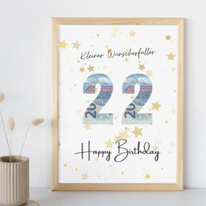 Könnte beinhalten: Ein gerahmter Druck mit der Zahl "22", die aus Euro-Banknoten gebildet wird, mit den Worten "Happy Birthday" und "Kleiner Wunscherfüller" in Schrift. Der Hintergrund zeigt goldene Sterne.
