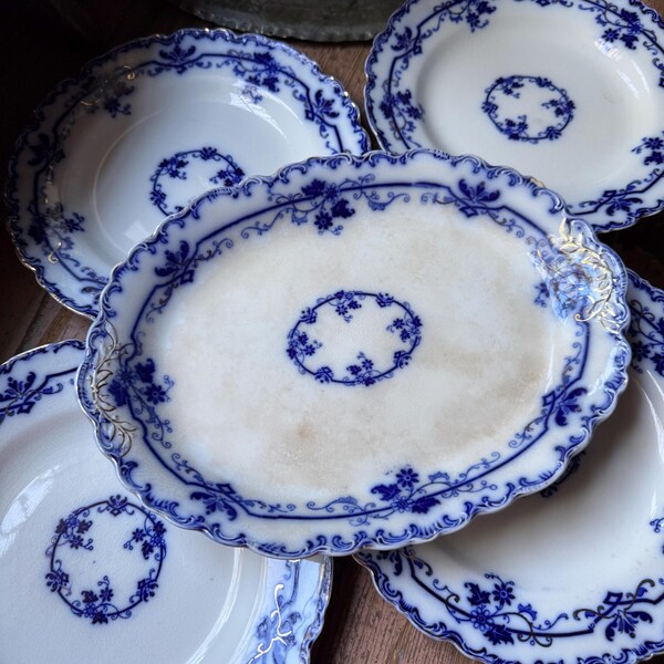 Date prisa antes de que los cuelgue en mi comedor. Platos y bandejas antiguos Johnson Bros Flow Blue.