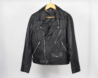 Chaqueta de cuero genuino de oveja negra hecha a mano para mujer, con tachuelas y cintura ajustable con cinturón.
