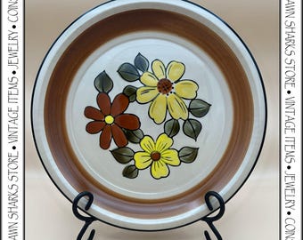 Vintage Fashion Manor “Daisy Vale” Stoneware Chop Plate | 1970s Retro Floral