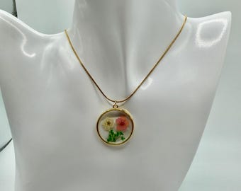 Real Pressed Flower Pendant Necklace – Gold Round Resin Floral Necklace, Botanical Nature Jewelry, Dainty Flower Gift for Her, Free Pouch