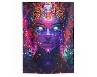 Puede incluir: Un vibrante tapiz con un retrato de arte digital de una mujer con ojos azules brillantes y patrones intrincados y coloridos. La obra de arte está dominada por tonos de morado, rojo y verde, creando una estética psicodélica y mística. El tapiz es rectangular.