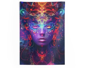 Puede incluir: Un vibrante tapiz con un retrato de arte digital de una mujer con diseños intrincados y coloridos. La obra de arte muestra un rostro con un patrón similar a una máscara, adornado con tonos de morado, azul, naranja y amarillo. El tapiz es rectangular.