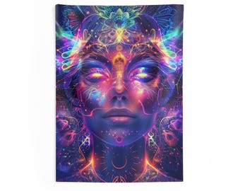 Puede incluir: Un vibrante tapiz con un retrato de arte digital de una mujer con ojos brillantes y patrones intrincados y coloridos. La obra de arte utiliza una paleta de azules, morados, rosas y naranjas, creando una estética psicodélica y espiritual.