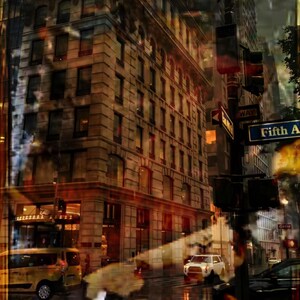 Puede incluir: Imagen digitalmente mejorada de una escena de la calle de la ciudad. La imagen presenta un edificio de varios pisos con una fachada de piedra, una señal de tráfico que dice "Fifth Ave" y una furgoneta amarilla. La escena está mojada, lo que sugiere lluvia.