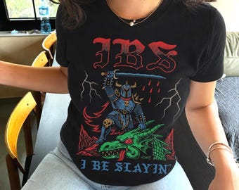 Camiseta "IBS I Be Slayin", camiseta divertida sobre la salud intestinal, camiseta con humor sobre enfermedades crónicas, regalo para personas con enfermedades crónicas.