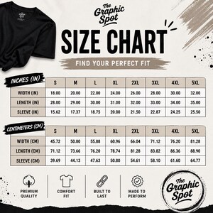 Może przedstawiać: Tabela rozmiar&oacute;w koszulki marki The Graphic Spot z czarnym t-shirtem w rogu. Tabela przedstawia wymiary szerokości, długości i rękawa w calach oraz centymetrach dla rozmiar&oacute;w od S do 5XL, wraz z ikonami dotyczącymi jakości i dopasowania.