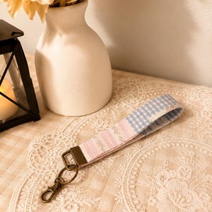Blommigt lapptäcke med armband | Rosa blå gingham bomullsnyckelring