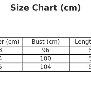 Peut inclure: Un tableau des tailles avec des mesures en centim&egrave;tres. Le tableau comprend les tailles S, M et L, avec les mesures correspondantes des &eacute;paules, de la poitrine, de la longueur et des manches. Le texte "Size Chart (cm)" est en haut.
