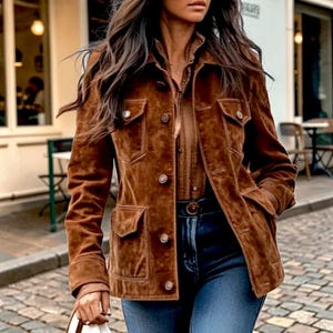 Puede incluir: Un juego de tres tazas de cerámica con un acabado mate moteado. Cada taza presenta un color diferente: azul claro, crema y gris. Las tazas tienen un diseño simple y moderno y un asa cómoda.