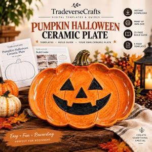 Puede incluir: Un plato de cerámica con forma de calabaza, acabado naranja brillante y cara de jack-o'-lantern negra. El plato presenta un tallo verde oscuro en la parte superior. Incluye plantillas digitales y una guía de construcción TradeverseCrafts.