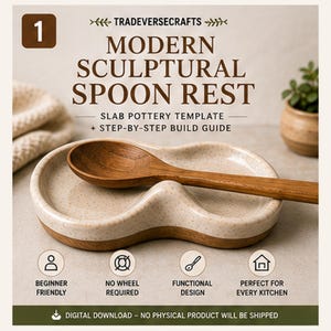 Puede incluir: Un reposacucharas de cerámica beige moteado con forma curva y alargada, que sostiene una cuchara de madera. El texto dice: TRADEVERSECRAFTS, MODERN SCULPTURAL SPOON REST, SLAB POTTERY TEMPLATE + STEP-BY-STEP BUILD GUIDE, BEGINNER FRIENDLY, NO WHEEL REQUIRED, FUNCTIONAL DESIGN, PERFECT FOR EVERY KITCHEN, DIGITAL DOWNLOAD - NO PHYSICAL PRODUCT WILL BE SHIPPED.