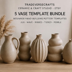 Op de afbeelding: Een set van vijf beige keramische vazen in diverse vormen zoals kan, golf, geribbeld, gelaagd en kiezel. De tekst luidt: TRADEVERSECRAFTS CERAMIC & CRAFT STUDIO · ETSY 5 VASE TEMPLATE BUNDLE BEGINNER HAND-BUILDING POTTERY TEMPLATES.