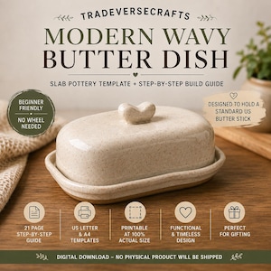 Puede incluir: Una mantequillera de cerámica color crema moteada con una base ondulada y un pequeño asa en forma de corazón en la tapa. La imagen incluye el texto: TRADEVERSECRAFTS MODERN WAVY BUTTER DISH, SLAB POTTERY TEMPLATE + STEP-BY-STEP BUILD GUIDE.