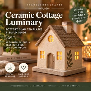 Op de afbeelding: Een keramische huis-lantaarn met een getextureerde beige afwerking, een bruin pannendak, een schoorsteen en een boogdeur. De structuur heeft kleine ramen met warm binnenlicht en een groen bladmotief op de zijmuur. Tekst: TRADEVERSECRAFTS, Ceramic Cottage Luminary, Pottery Slab Templates & Build Guide, Includes 1:1 Scale Templates + Step-by-Step Guide, Digital Download, Handmade Inspired, Timeless, Full of Character.