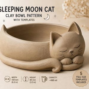 Könnte beinhalten: Eine beigefarbene Tonschale mit schlafendem Katzenmotiv, inklusive Ohren, Pfoten und Schwanz. Text: SLEEPING MOON CAT CLAY BOWL PATTERN WITH TEMPLATES. Maße: 158 mm Breite, 85 mm Höhe, 480 ml Fassungsvermögen. 5 Vorlagen sind enthalten.