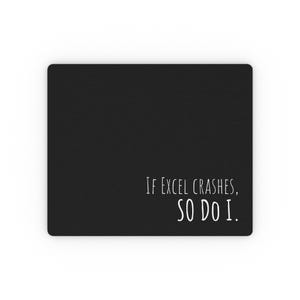 Könnte beinhalten: Schwarzes rechteckiges Mauspad mit dem weißen Text "IF EXCEL CRASHES, SO DO I.". Das Mauspad hat eine glatte Oberfläche und ist für die Verwendung mit einer Computermaus konzipiert.