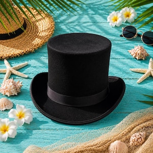 Könnte beinhalten: Ein schwarzer Zylinderhut mit schwarzem Band liegt auf einer türkisfarbenen Holzoberfläche, umgeben von Strandaccessoires. Ein Strohhut, Sonnenbrille, Muscheln, Seesterne und Blumen ergänzen die Szene. Der Hut ist ein klassisches formelles Accessoire.