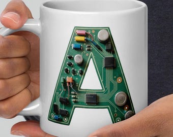Taza con la letra A de PCB: Regalo inicial para ingenieros, electrónicos y creadores.