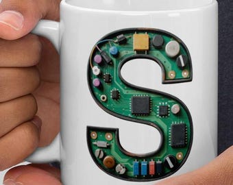 Taza con la letra S de PCB: Regalo inicial para ingenieros, electrónicos y creadores.