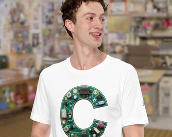 Maglietta con iniziale PCB C – Regalo ideale per ingegneri, esperti di elettronica e maker.