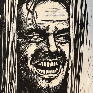 Peut inclure: Linogravure en noir et blanc d'un visage masculin, avec un sourire menaçant et des yeux perçants. L'image est encadrée de lignes verticales, suggérant une porte. L'œuvre a un aspect texturé et imprimé à la main.