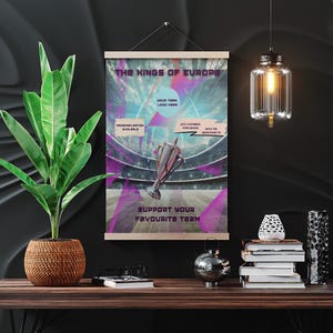 Pode incluir: Um cartaz decorativo com o texto "THE KINGS OF EUROPE" e uma ilustração de um troféu. O cartaz está pendurado numa barra de madeira. Uma planta num vaso tecido, livros e objetos decorativos estão numa prateleira de madeira.