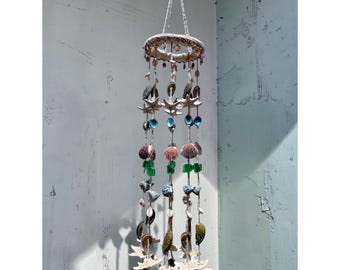 Sino de Vento Costeiro com Conchas | Decoração de Praia Artesanal | Móbile Suspenso com Vidro Marinho e Estrela-do-Mar | Decoração Náutica para Varanda e Pátio | Presente com Tema Oceano