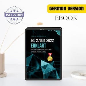 Può includere: Un tablet digitale mostra il titolo "ISO 27001:2022 ERKLÄRT" in testo bianco, con le parole "GERMAN VERSION EBOOK" in giallo. Il tablet ha una cornice nera e uno sfondo di design geometrico. Un sigillo di certificazione è in alto a sinistra.