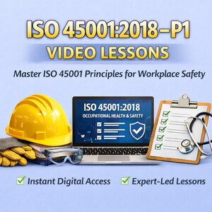 Op de afbeelding: Promotieafbeelding voor ISO 45001:2018 videolessen. Een gele helm, een veiligheidsbril en handschoenen staan naast een laptop met "ISO 45001:2018 Occupational Health & Safety". Een klembord met een stethoscoop en de tekst "Instant Digital Access" en "Expert-Led Lessons" zijn ook te zien.