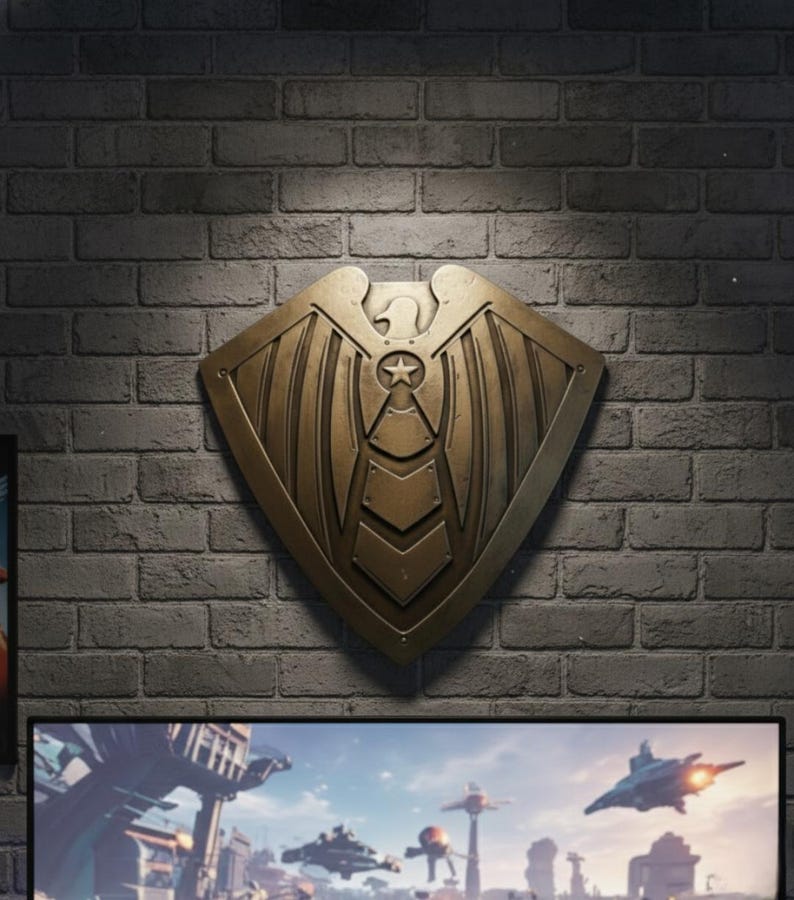 Pode incluir: Um escudo de cor bronze com um emblema de &aacute;guia e detalhes de estrela, montado em uma parede de tijolos. O escudo tem uma superf&iacute;cie texturizada e um design estilizado. Abaixo do escudo, uma tela exibe uma cena de cidade futurista com ve&iacute;culos voadores.