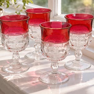 Set di 4 bicchieri da vino vintage Ruby Flash, calici in vetro pressato rosso e trasparente, bordo dorato, perfetti per un intrattenimento in stile retrò e per la decorazione della tavola durante le festività.