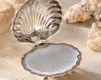 Vintage versilberte Muschel Butterschale mit Milchglaseinsatz Küstenschale Servierschale Mitte Jahrhundert Eitelkeit Dekor
