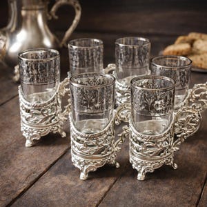 Zestaw zabytkowych szklanek do herbaty Selvin z cyną i pasującą cukierniczką, ozdobne uchwyty na kawę typu demitasse w stylu rokoko, naczynia barmańskie w stylu Mid Century