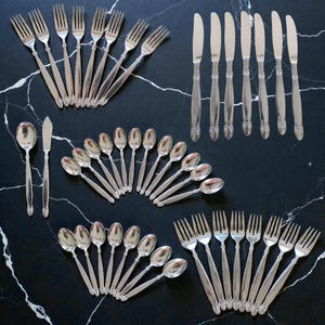 Juego de cubiertos vintage de acero inoxidable japonés para 8 personas, diseño floral, 42 piezas, estilo moderno de mediados de siglo.