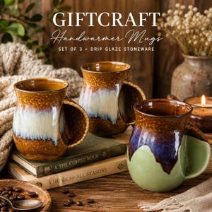 Peut inclure: Ensemble de trois mugs chauffe-mains en grès à glaçure coulée. Chaque mug présente un motif de couleurs unique avec des accents marron, blanc, bleu et vert. Ils sont présentés sur une surface en bois avec des livres et des grains de café.